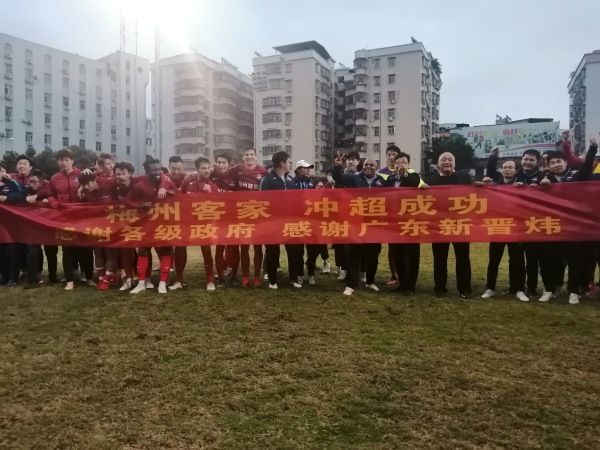 “豁达人生”情感预告中，与其他委托人不同，金鸡影后娜仁花饰演的方阿姨，找到闻善是为身患癌症的自己撰写悼词